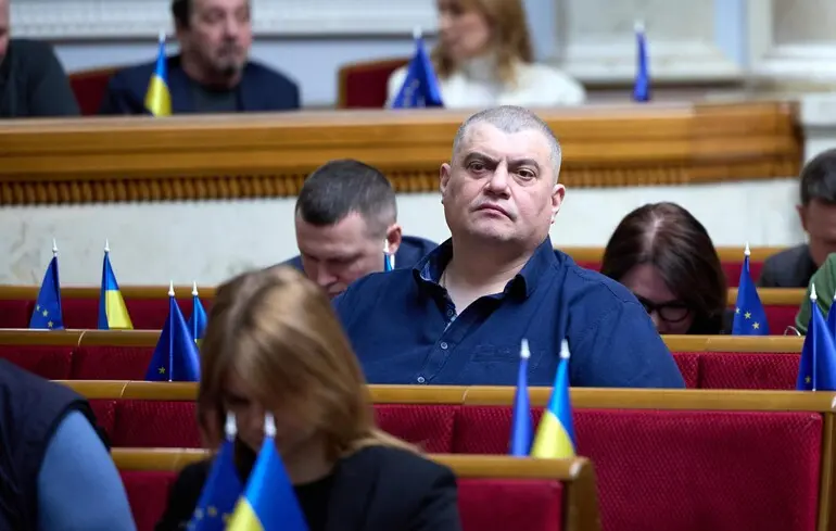 По делу выплат в конвертах один из народных депутатов пошел на сделку со следствием и дал показания — джерела