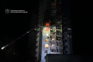 Российский дрон попал в многоэтажку в Запорожье: количество раненых растет