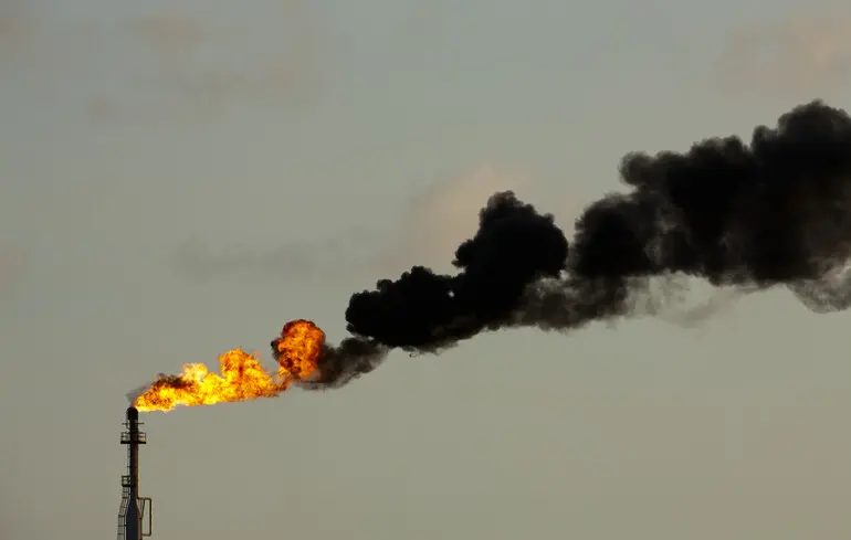 Пламя и дым поднимаются из газового факела на нефтеперерабатывающем заводе Valero