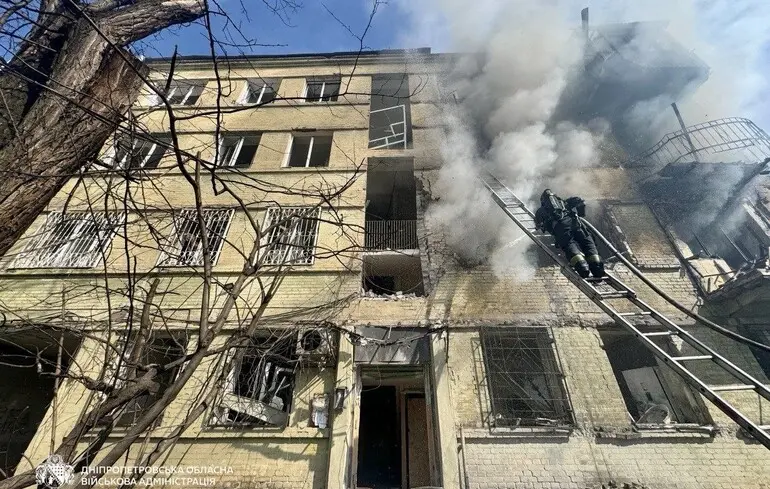 Россияне попали в многоэтажку в Днепре: пятеро раненых