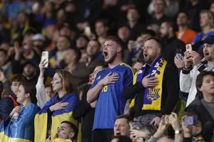 На матчі Україна — Швеція зворушливою акцією вшанували пам'ять фанатів, які загинули на війні з Росією