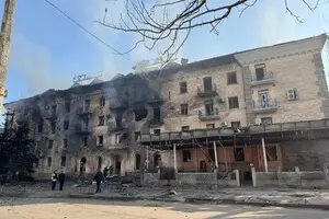 Росіяни в центрі Словʼянська влучили в готель: є поранений 