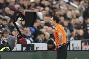 Вболівальники в Англії виступили за скасування системи відеоповторів VAR