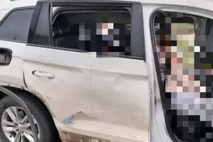 В Херсоне российские военные сбросили взрывчатку с дрона на гражданскую машину: есть погибшие и раненый