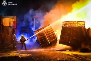 Росіяни масовано атакували дронами Одеську область: пошкоджено порт та будинки