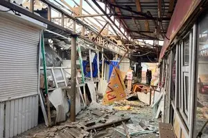 Российская армия атаковала торговые павильоны Никополя: есть погибшие и раненые, среди которых ребенок