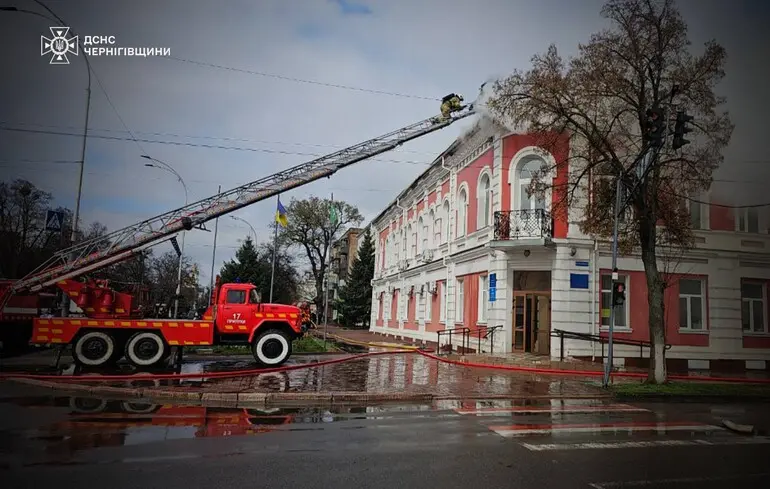 Дрони влучили в міську раду у Прилуках: спалахнула пожежа