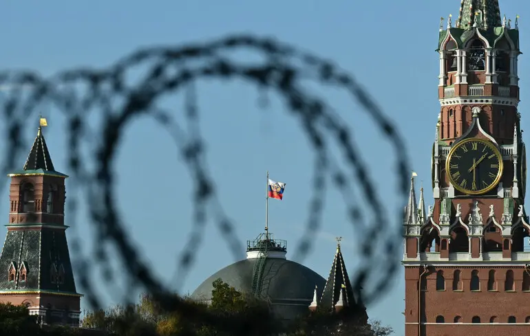Росіянам можуть обмежити міжнародні дзвінки, тоді як посадовці володіють нерухомістю за кордоном — СЗР