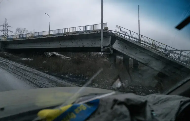 Вид на разрушенный мост на дороге в Ямполь на Донбассе, Украина, 21 декабря 2023 года