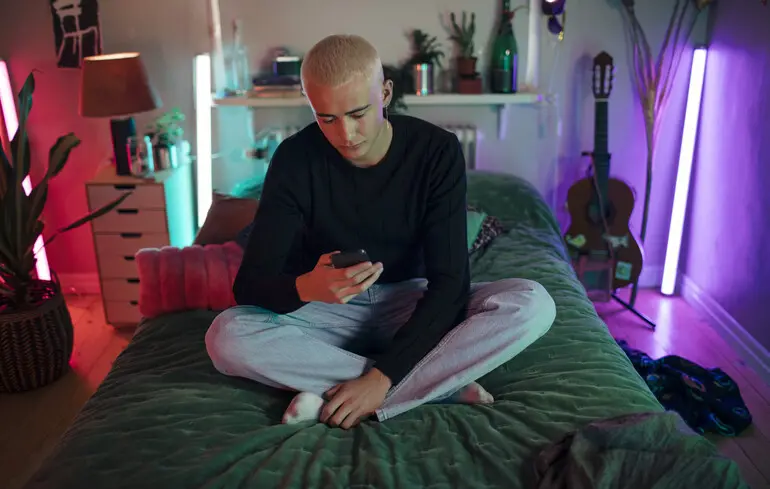 Молодежь все чаще испытывает тревогу и гнев из-за ИИ — исследования