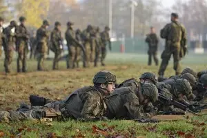Після хвилі обурення у Німеччині пом’якшили обмеження щодо виїзду за кордон для чоловіків 17-45 років