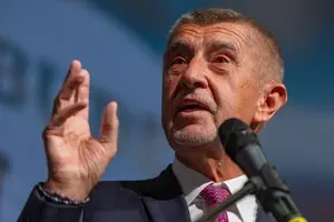 Премьер Чехии выступил в поддержку Виктора Орбана накануне выборов