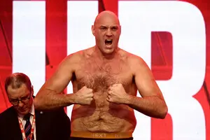 Фьюри не без проблем победил россиянина в своем первом поединке после возобновления карьеры