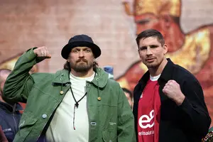 Усик и Верховен устроили первую дуэль взглядов перед боем