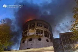 Россияне попали в админздание и многоэтажку в Днепре: трое раненых