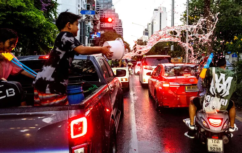 Водяні бої, паради і пів мільйона туристів: як Таїланд завершує головне свято року