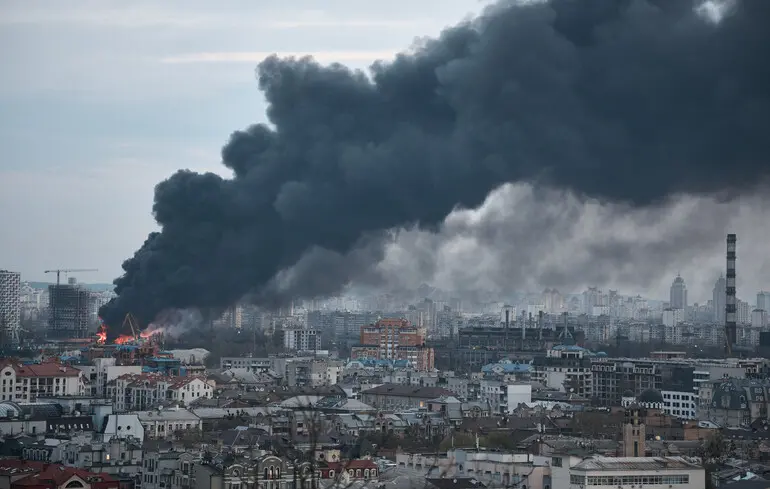 Пожар в Киеве после российской ракетной и дронной атаки, Украина, 16 апреля 2026 года