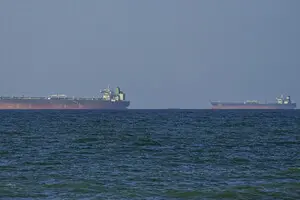 Военный советник верховного лидера Ирана угрожает потопить американские корабли