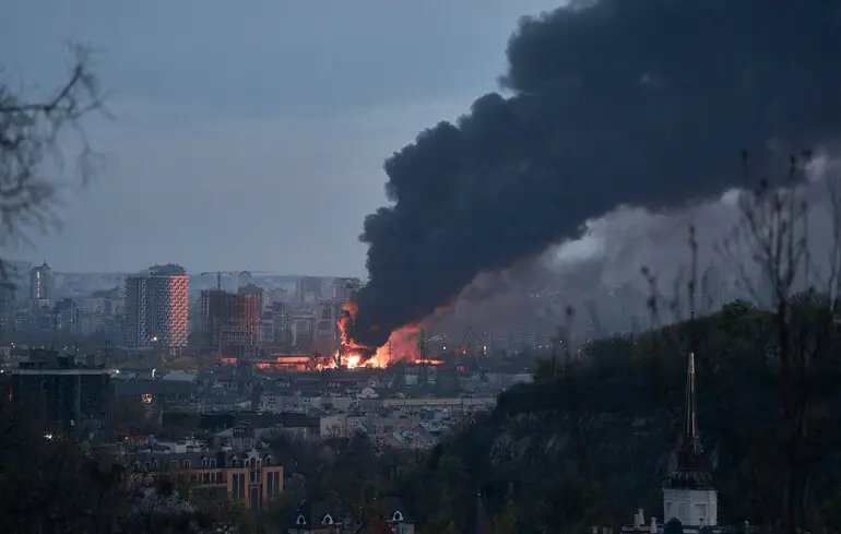 Поліцейські, медики та іноземці: кількість постраждалих в Києві перевищила пів сотні
