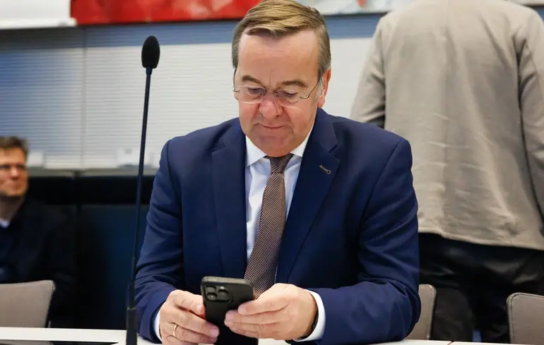 В Минобороны Германии ограничили использование мобильных телефонов из-за угрозы шпионажа РФ и Китая — СМИ