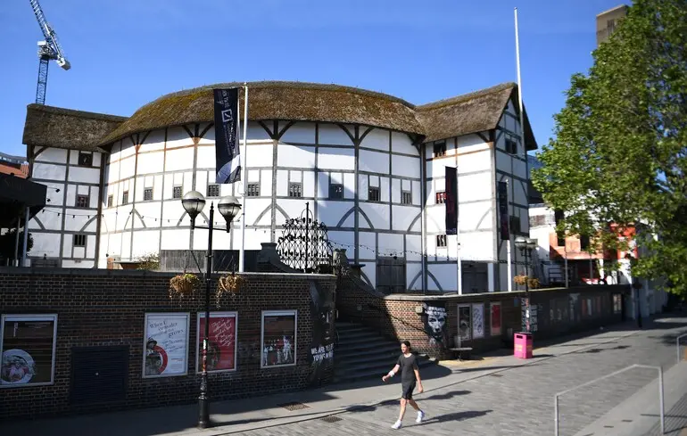 Театр "Глобус" в Лондоне, который находится через мост от дома Уильяма Шекспира.
