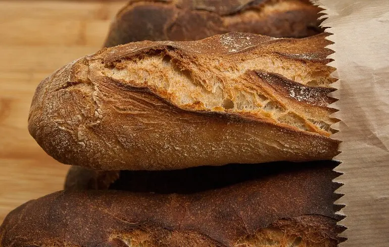 Ученые рассказали, почему хлеб способствует набору веса даже без переедания