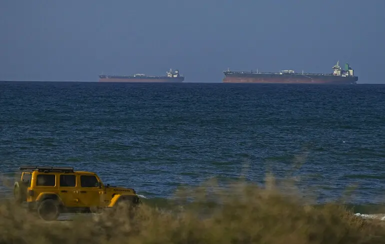 Іран обстріляв два кораблі, які проходили через Ормузьку протоку — Reuters