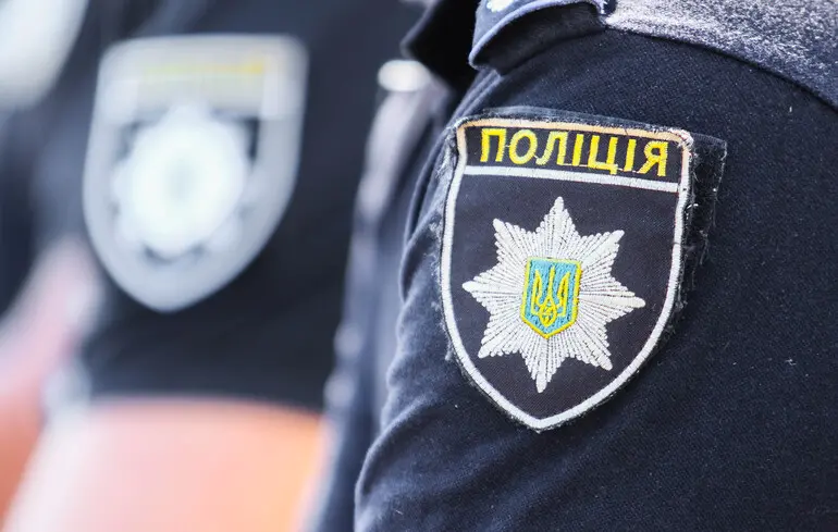 В Киеве мужчина открыл стрельбу по людям и держит заложников: есть погибший и раненые