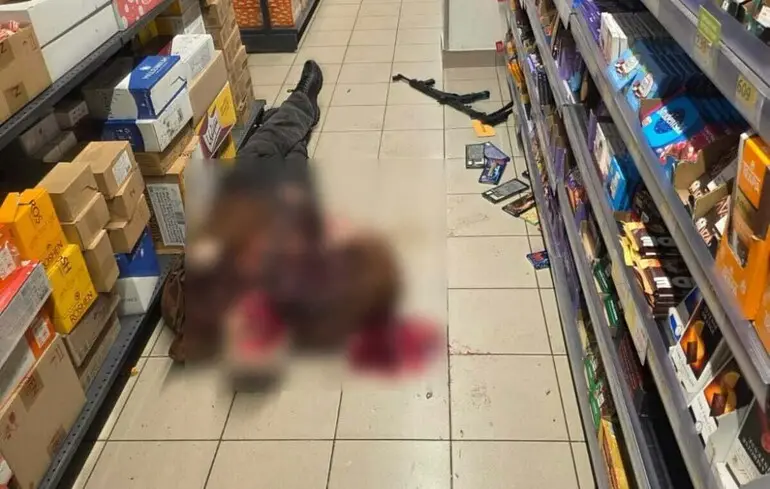 У Києві чоловік відкрив стрілянину по людях та тримає заручників: є загибла та поранені 