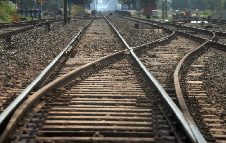 Россияне дважды попали дронами в железную дорогу в Полтавской области: поврежден локомотив