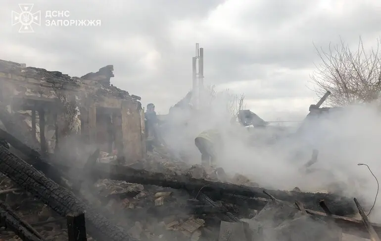 Російська атака на передмістя Запоріжжя: з-під завалів деблокували тіло загиблої жінки