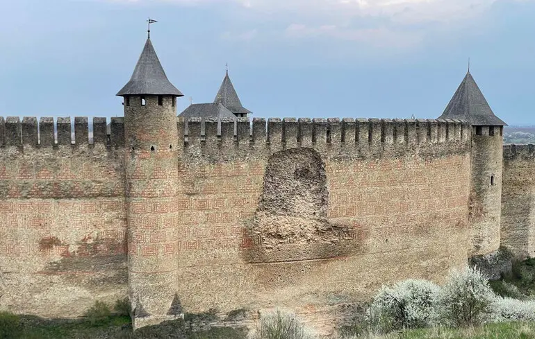 У Хотинській фортеці обвалилася частина стіни