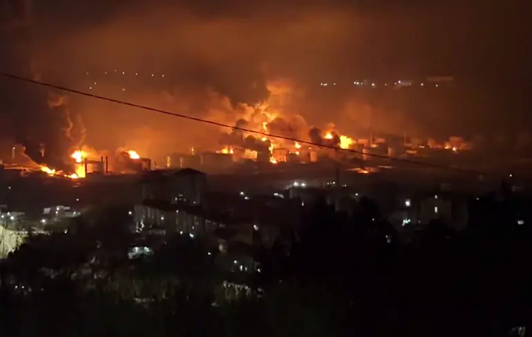 Море вогню замість порту: кадри масштабної пожежі на НПЗ 