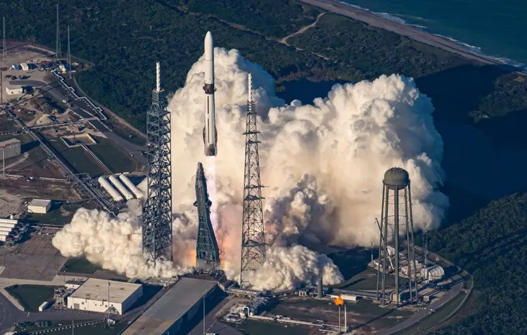 Частковий успіх Blue Origin: ракета New Glenn повторно використала прискорювач, але “втратила” супутник