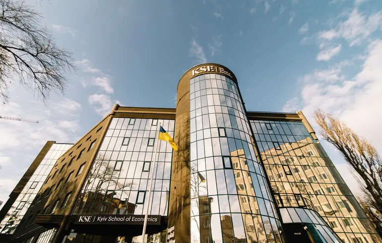 Грант на навчання в KSE University зможуть отримати українці, які повертаються з-за кордону