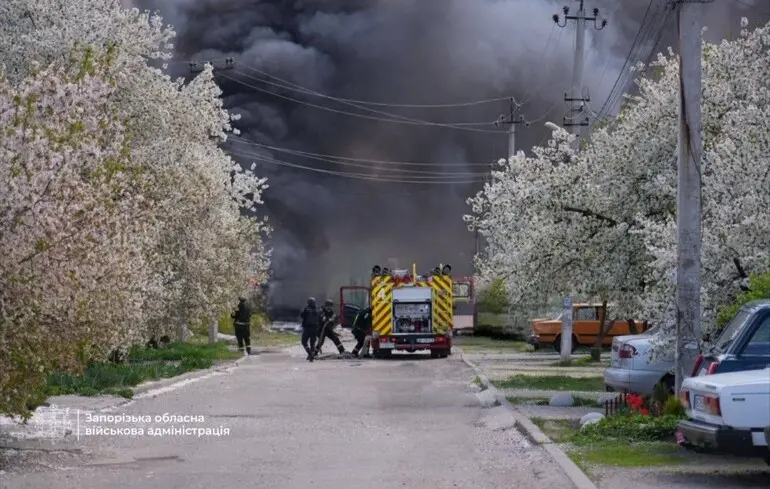 Росіяни обстріляли Запоріжжя: є жертва та поранені, спалахнула масштабна пожежа