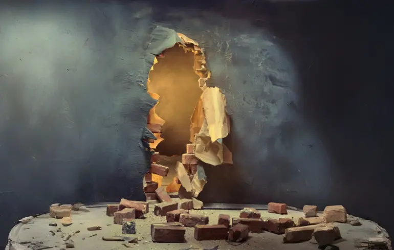 Видихаємо дим ілюзій. Який міф руйнується швидше — американський чи російський?