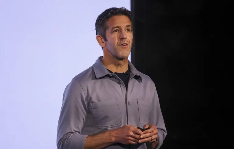 Тім Кук залишає посаду генерального директора Apple: компанію очолить Джон Тернус