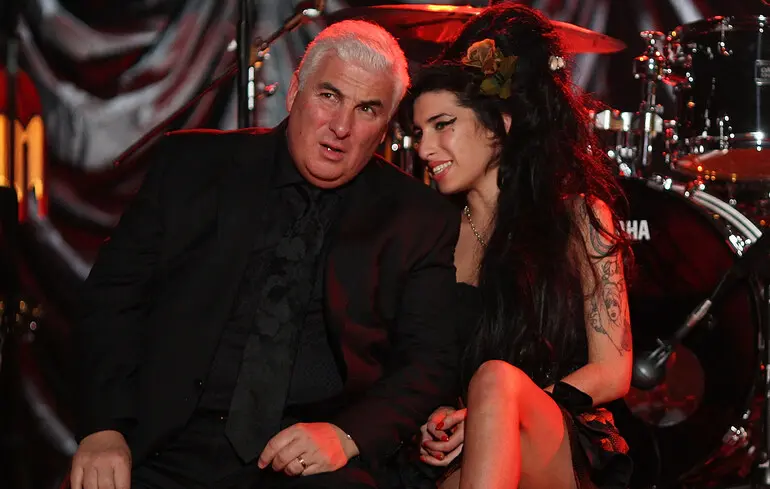 Суд не нашел доказательств: отец Эми Уайнхаус проиграл дело о распродаже вещей дочери