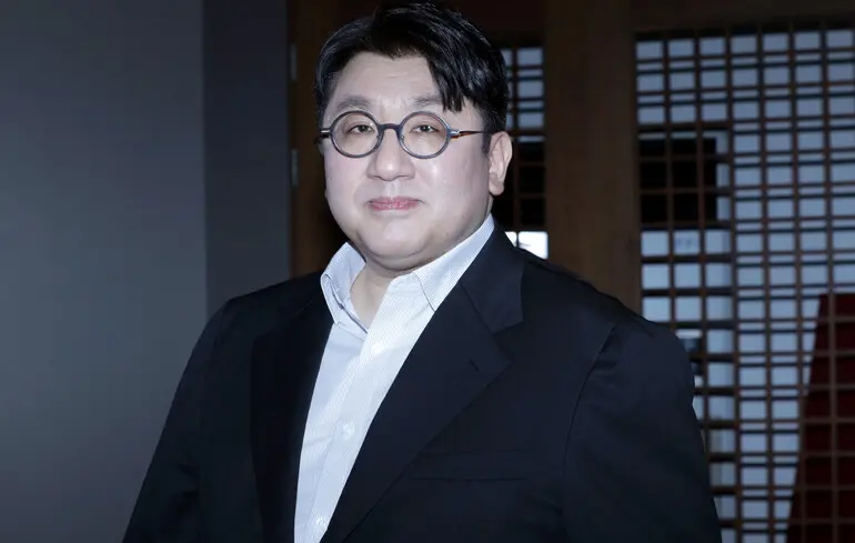 Південнокорейський магнат та голова правління Hybe Corporation Пан Сі Хьок.