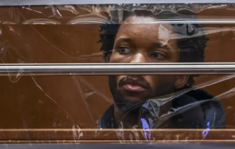 Американский певец Дэвид Берк (D4vd) в суде.