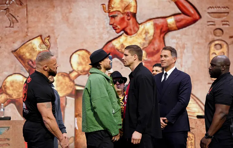 Стало відомо, хто в Україні покаже бій Усика проти кікбоксера