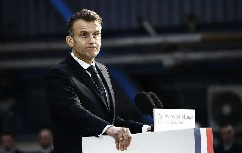 Макрон заявив, що збирається назавжди піти з політики