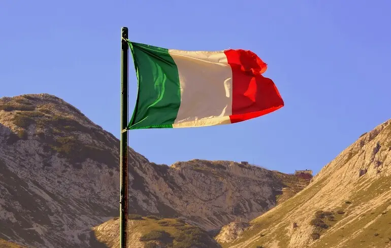 В Італії напали на людей з українськими прапорами. Посольство відреагувало