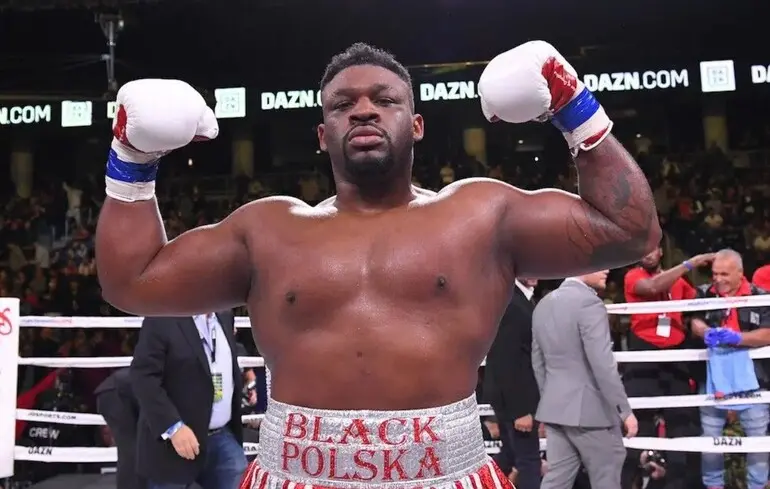 Американський боксер завдав понад тисячу ударів у переможному бою і став претендентом на титул Усика