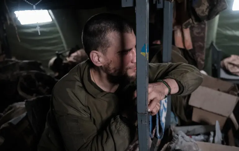 "Після 40 днів на позиціях бійцям байдуже, чи виживуть вони": Решетилова про "мертву норму" Сирського