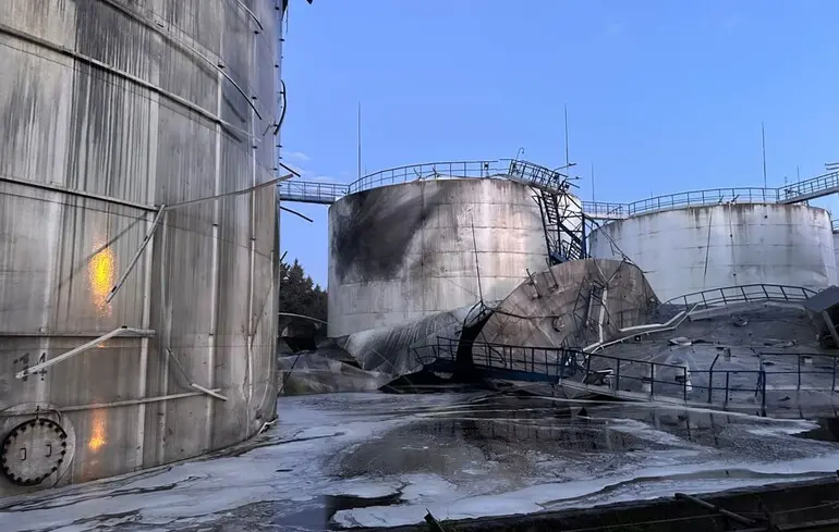 У Чорноморську через російський обстріл зруйновано резервуар з олією: зафіксовано витік у море