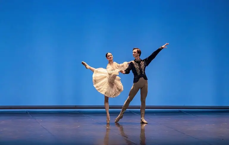 Артисти Нацопери не повернулися до України після гастролей з “Лебединим озером”