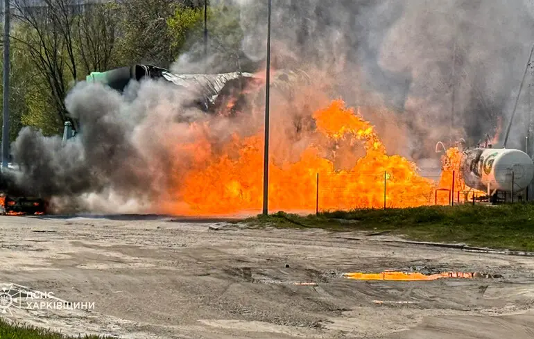 Дрони влучили одразу в чотири АЗС та будинок у Харкові: є поранені