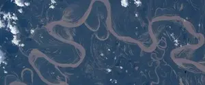 Земля з космосу: річка звивається в дощовому лісі